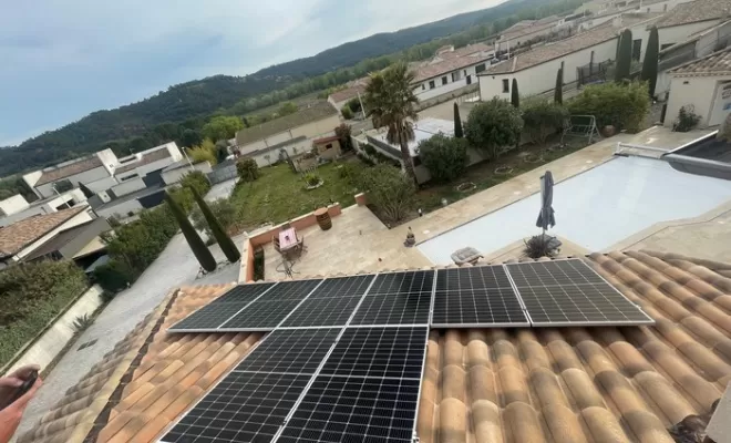 Panneau solaire sur toit plat, Thézan-lès-Béziers, Leclaire Maxime