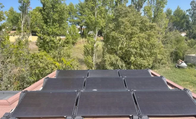 Panneau solaire sur toit plat, Thézan-lès-Béziers, Leclaire Maxime